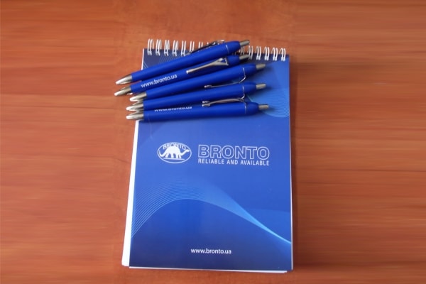 Виготовлення корпоративних ручок і блокнотів з логотипом компанії
