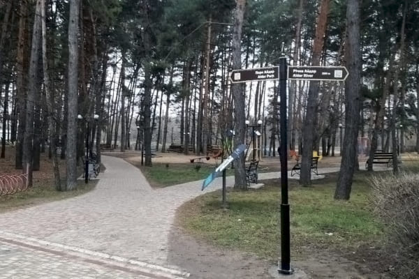 Изготовление туристического указателя из стрелками для парка