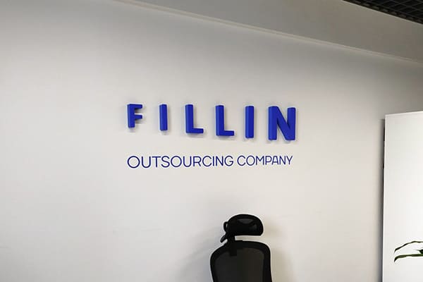 Объемные буквы из акрила для интерьера аутсорсинговой компании